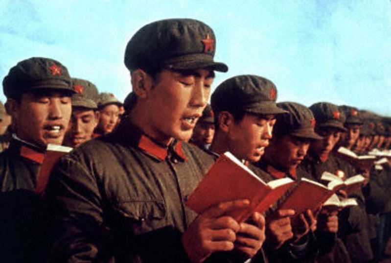 Kinų armija skaito Mao kliedesius